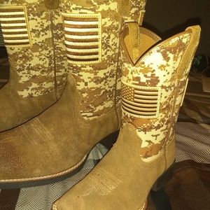 Men ariat boots size 10 worn twice but to big